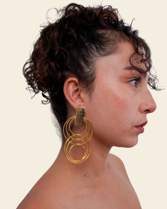 Handcrafted bronze accessory with 24K gold plating
Inspired by ancient jewelry showcased at the Bogotá Museum of Gold. A timeless piece that connects past and present.
Show your style with Zipa and tag us @bokdi.eu!