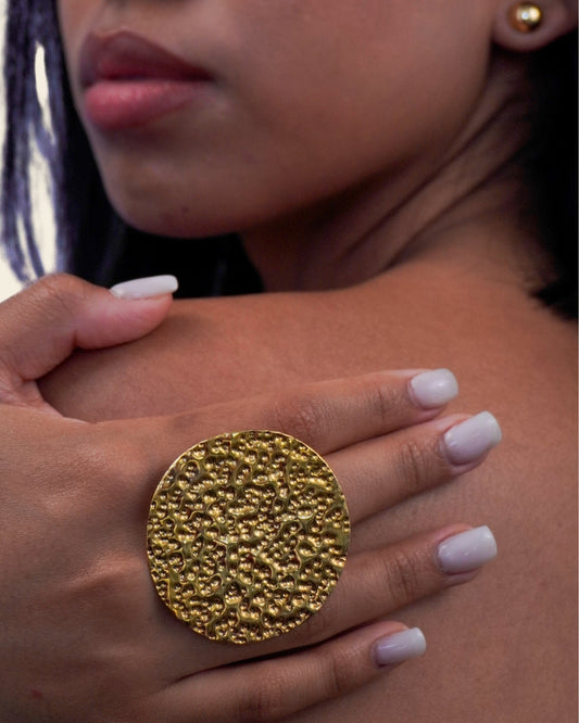 Handcrafted bronze accessory with 24K gold plating
Textured design representing the earth, adaptable to multiple sizes. Grounded elegance for everyday wear.
Show your style with Tierra and tag us @bokdi.eu!