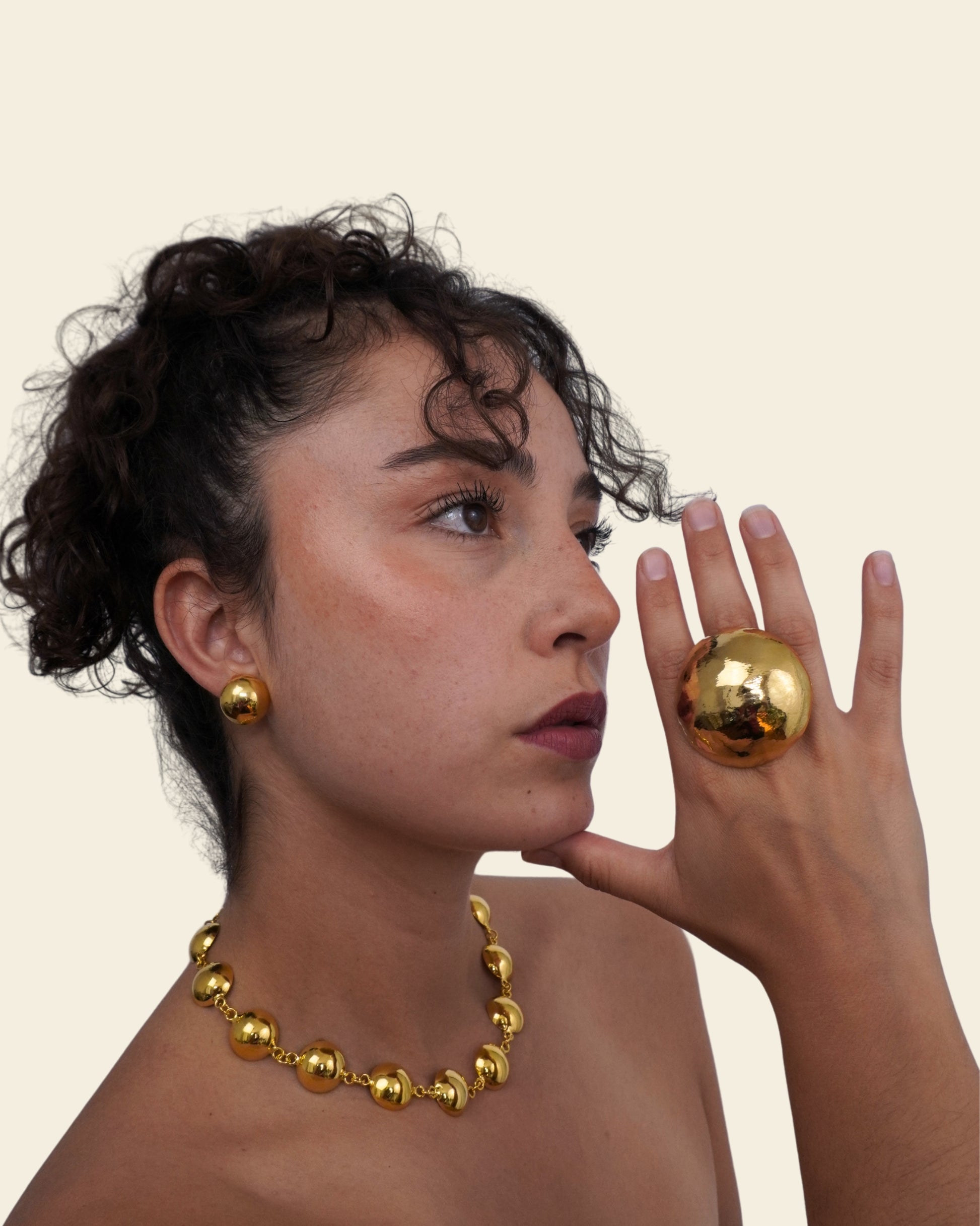 Leyenda ring guatavita necklace guataita earrings 
Handcrafted bronze accessory with 24K gold plating

Adjustable to multiple sizes. A ring that embodies history and legend in every detail.

Show your style with Leyenda and tag us @bokdi.eu!