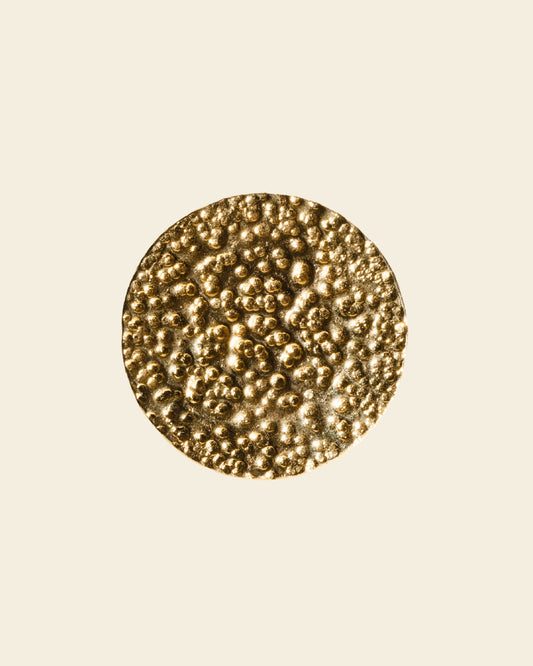 Handcrafted bronze accessory with 24K gold plating

Textured design representing the earth, adaptable to multiple sizes. Grounded elegance for everyday wear.

Show your style with Tierra and tag us @bokdi.eu!