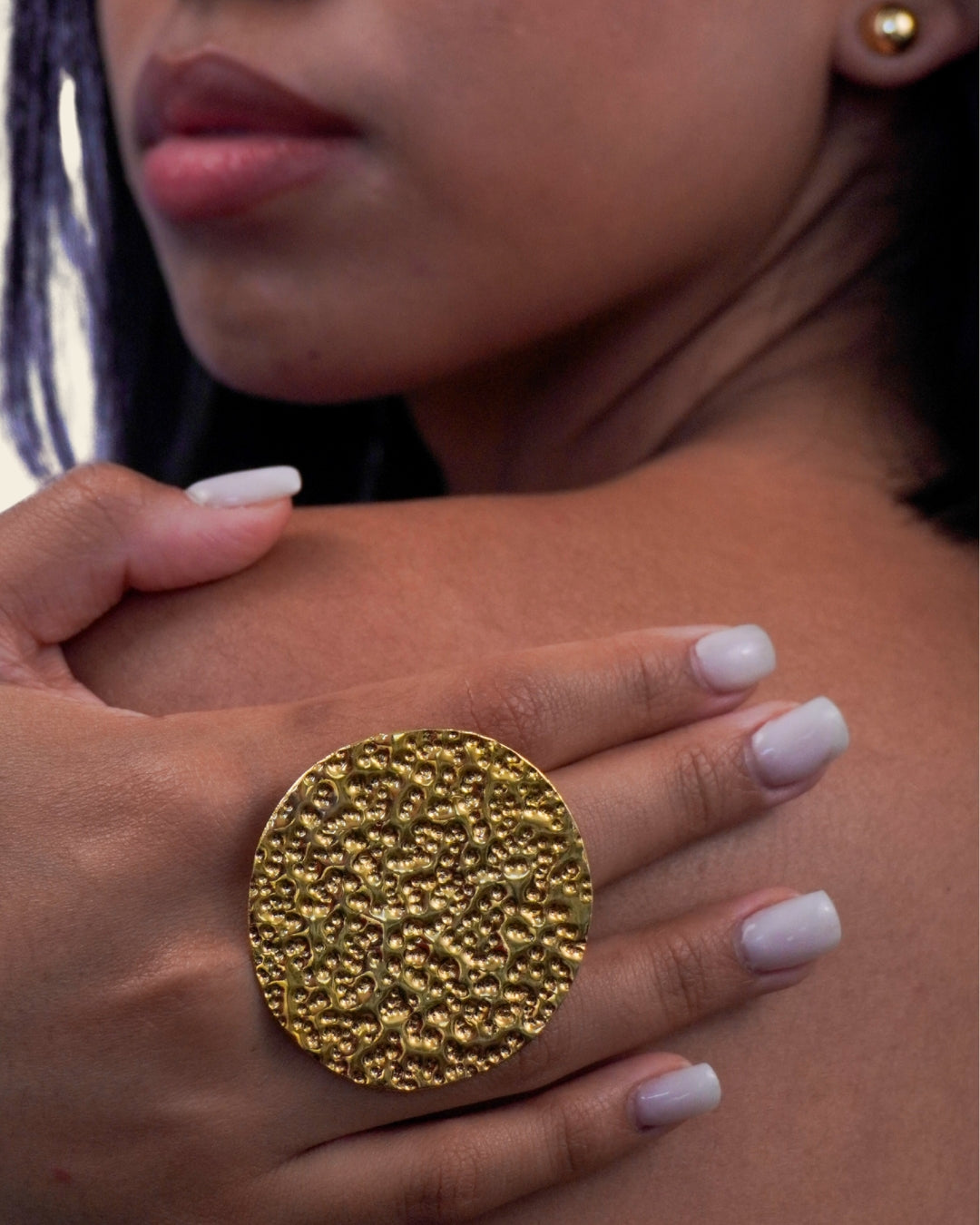 Handcrafted bronze accessory with 24K gold plating

Textured design representing the earth, adaptable to multiple sizes. Grounded elegance for everyday wear.

Show your style with Tierra and tag us @bokdi.eu!